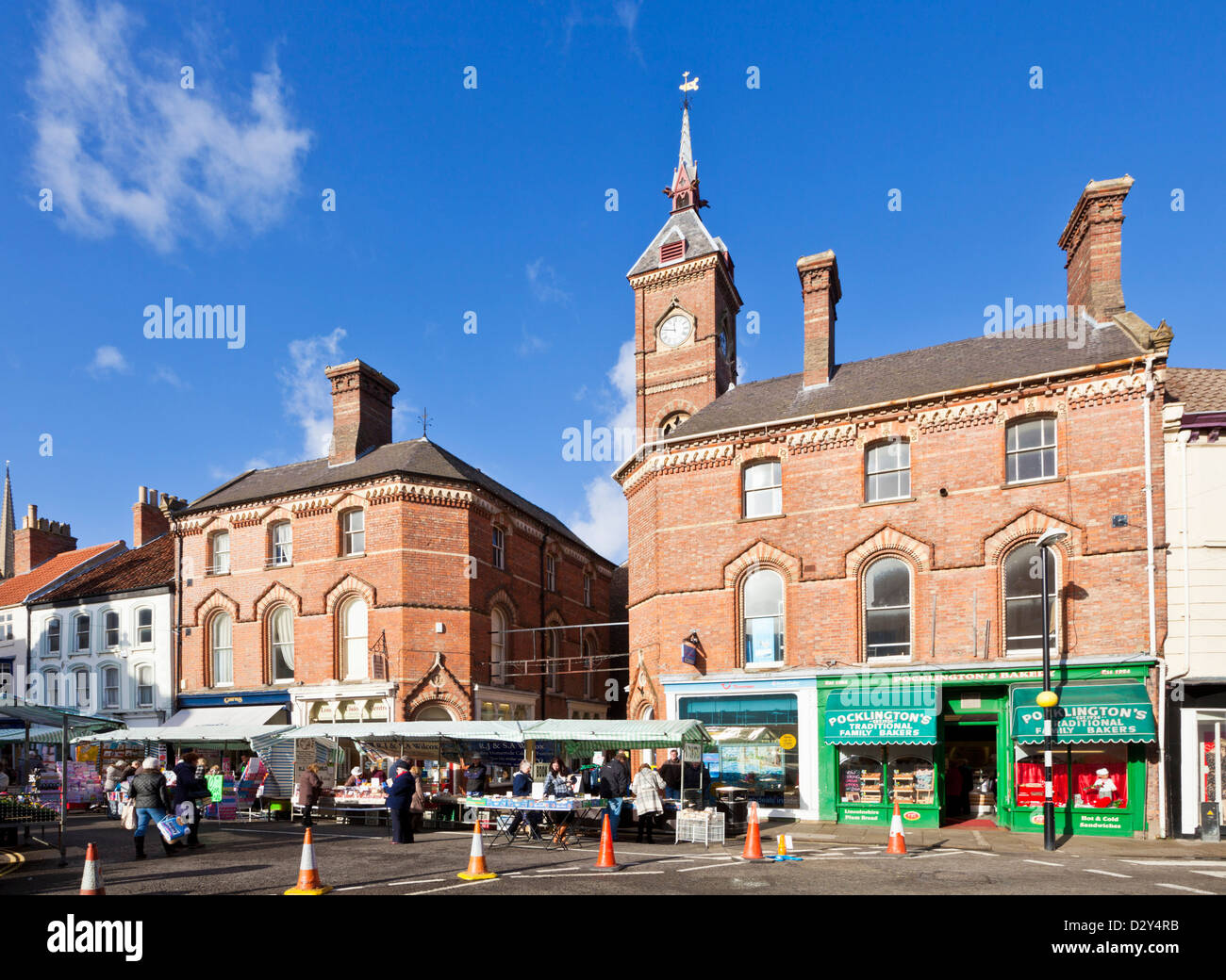Markttag mit Obst und Gemüse Stände auf dem Marktplatz Louth Lincolnshire England UK GB EU Europa Stockfoto