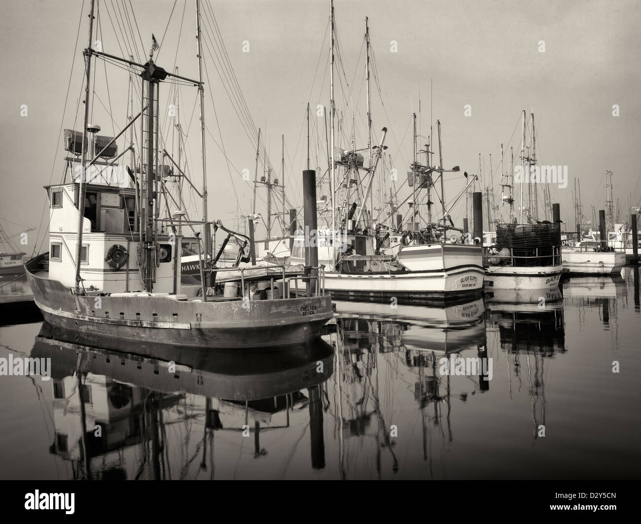Boote mit Nebel in Newport Harbor. Oregon Stockfoto