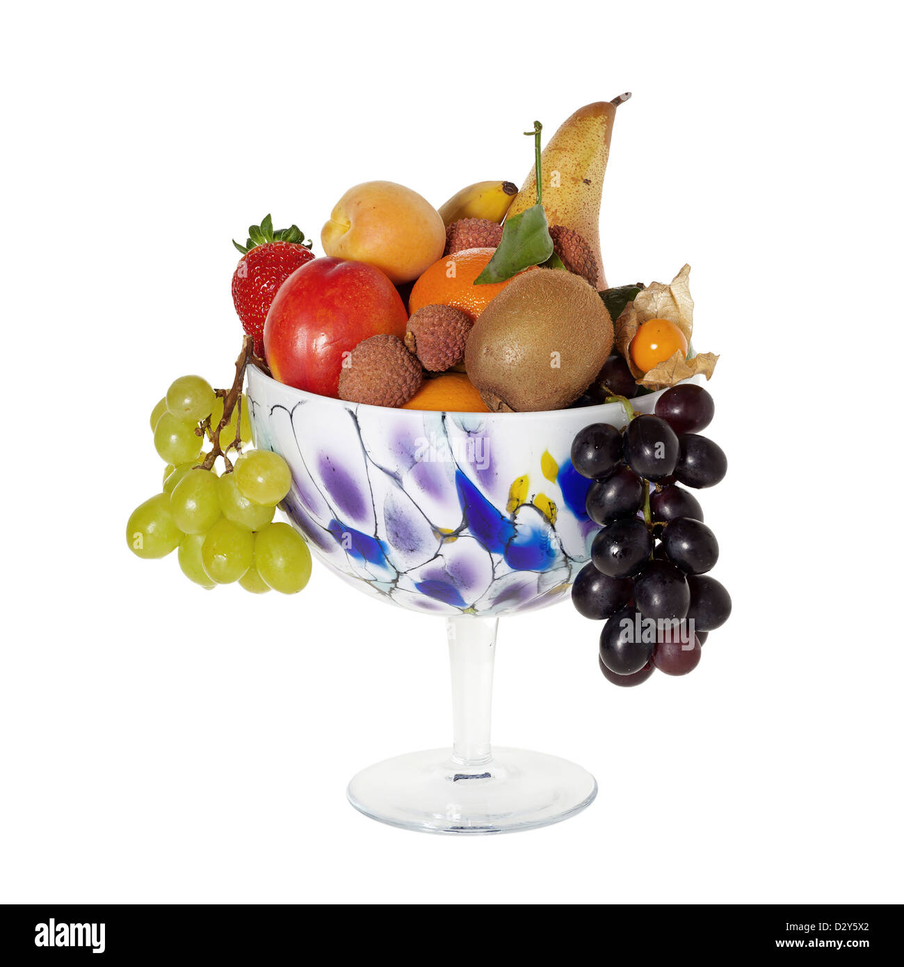 Lange stemmed dekorative Obstschale mit frischen Früchten auf weißen Hintergrund isoliert Stockfoto