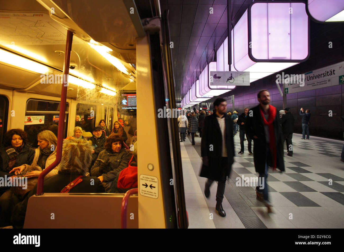 Hamburg, Deutschland, HafenCity Universität Metro Station auf der Linie U4, Passagiere aussteigen Stockfoto