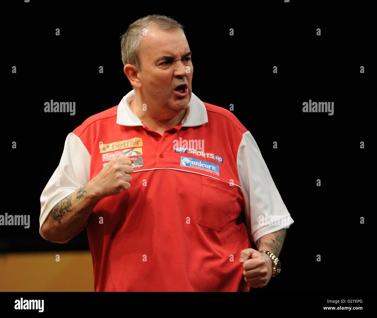 Englands 16 Mal Weltmeister Phil Taylor feiert das Halbfinale bei den World Cup of Darts am Alsterdorfer Sporthalle in Hamburg, Deutschland, 3. Februar 2013. Foto: Angelika Warmuth Stockfoto
