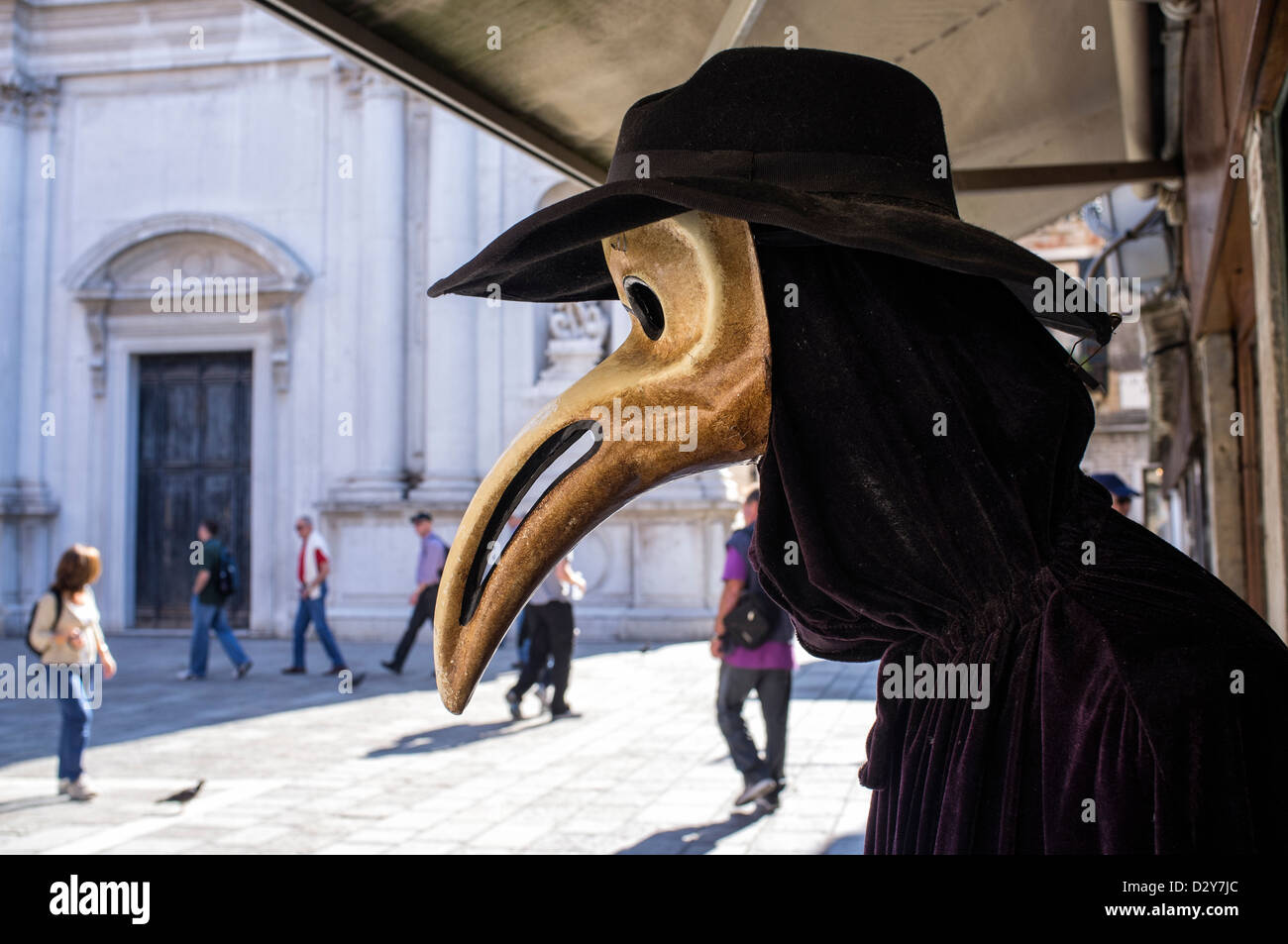 Vogel-Schnabel-Maske auf dem Display vor Geschäft in Venedig Stockfoto
