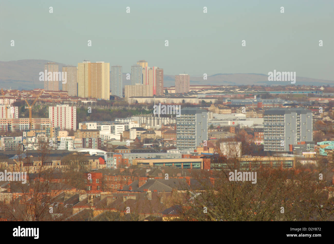 Blick auf die Skyline von Red Road von Queens Park in Glasgow, Schottland Stockfoto