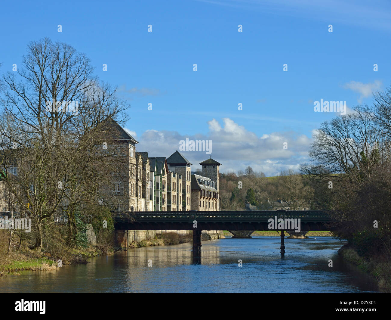 Victoria Bridge, das Riverside Hotel und Wohnungen und der Fluss Kent. Kendal, Cumbria, England, Vereinigtes Königreich, Europa. Stockfoto