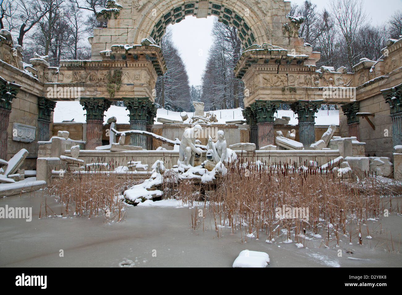 Vienna - Brunnen in Schönbrunn - altes Rom-Ruinen im winter Stockfoto