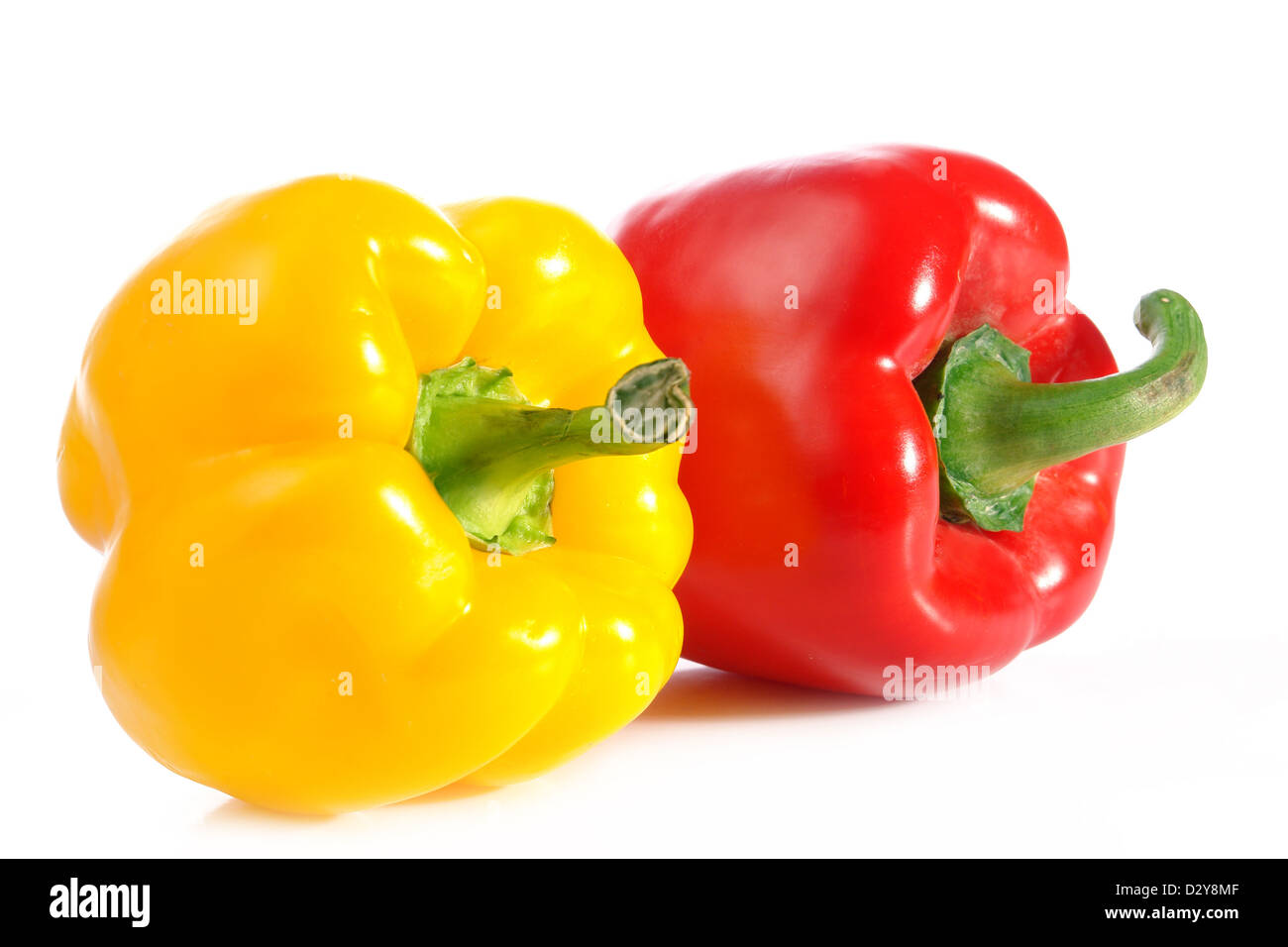 Zwei süße Paprika in gelb und Rot Farbe in weiß Stockfoto