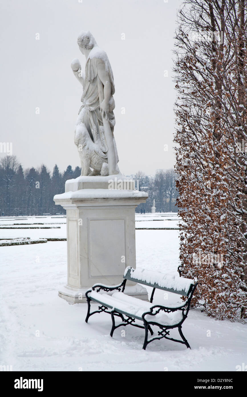Wien - Schloss Schönbrunn und Statuen der Mythologie im winter Stockfoto