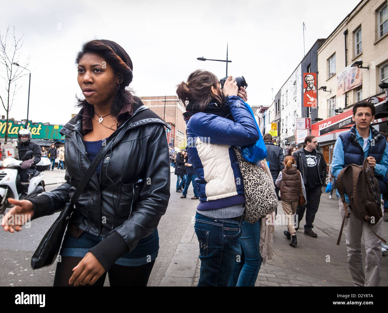 Frau auf einer Straße in Candem Town Stockfoto