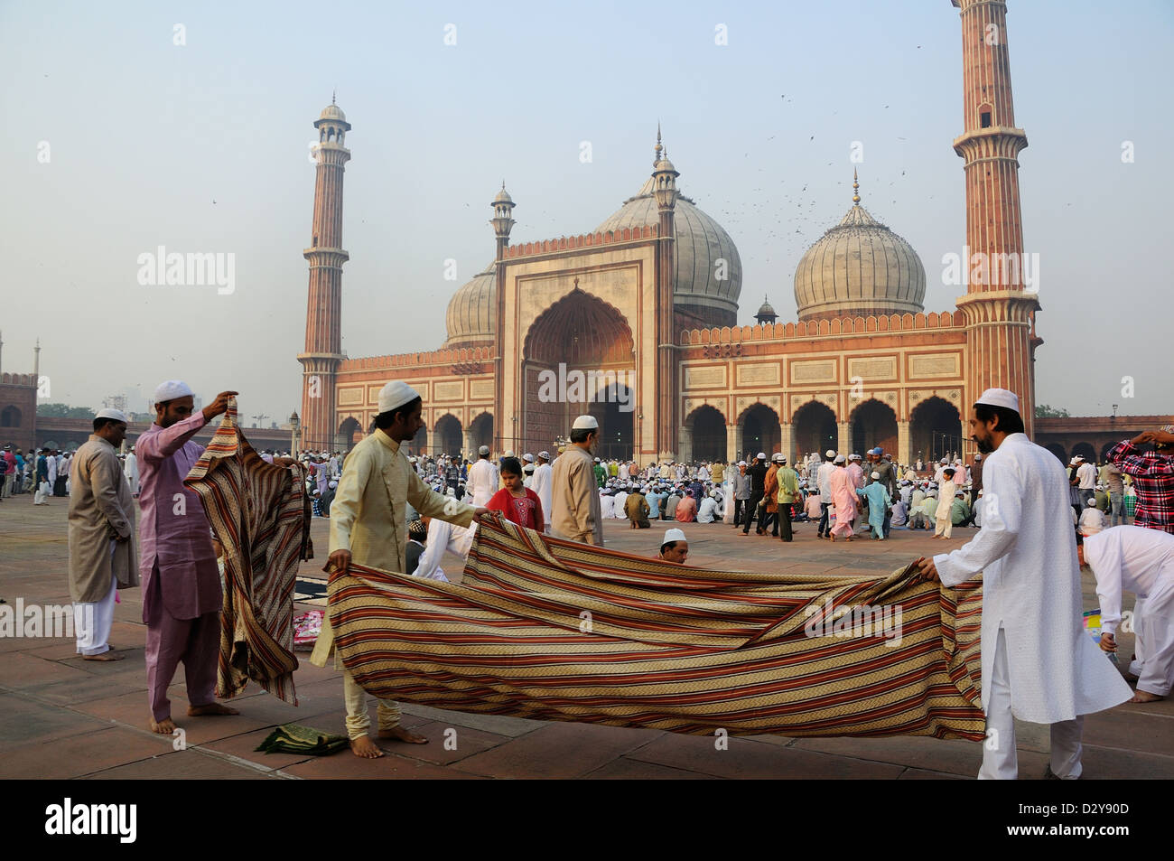 Letzten Tag des Ramadan in Jama Masjid in Old Delhi. Die Menschen begannen zu kommen und sitzen für die Zeremonie. Stockfoto