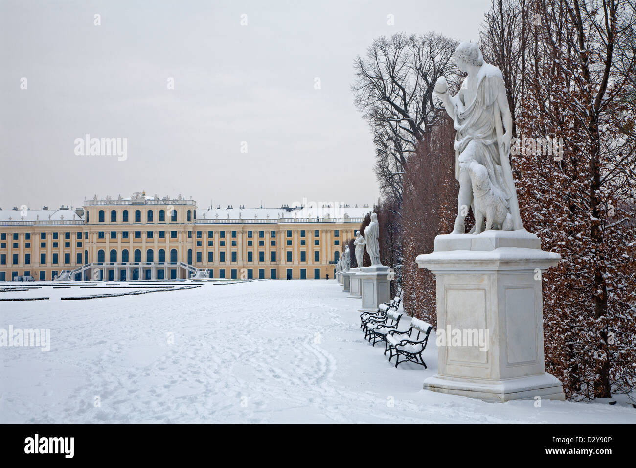 Wien - Schloss Schönbrunn und Statuen der Mythologie im winter Stockfoto