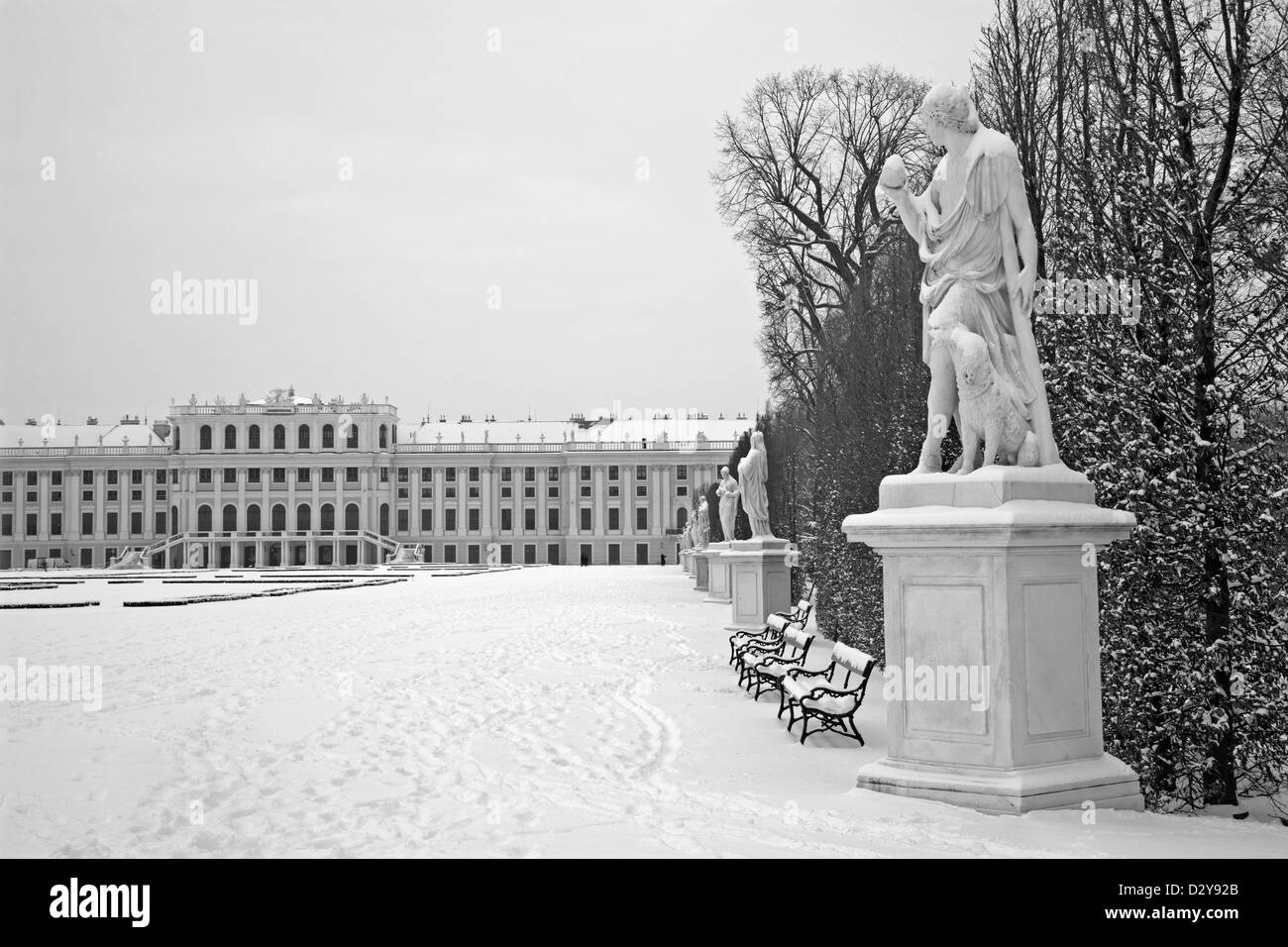 Wien - Schloss Schönbrunn und Statuen der Mythologie im winter Stockfoto