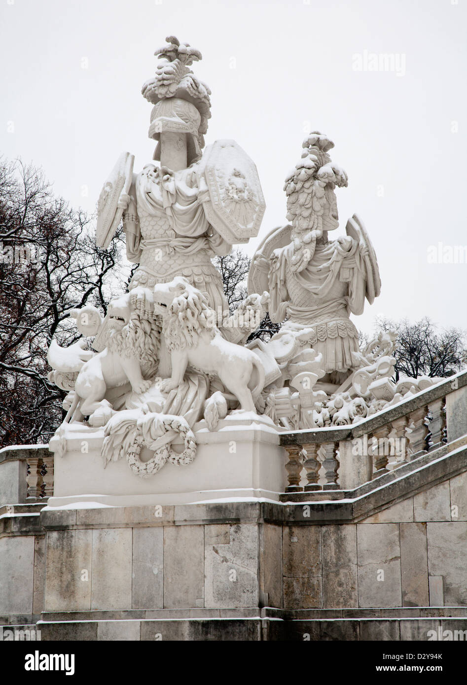 Wien - Gloriette in Schönbrunn und Statue der Wächter im winter Stockfoto