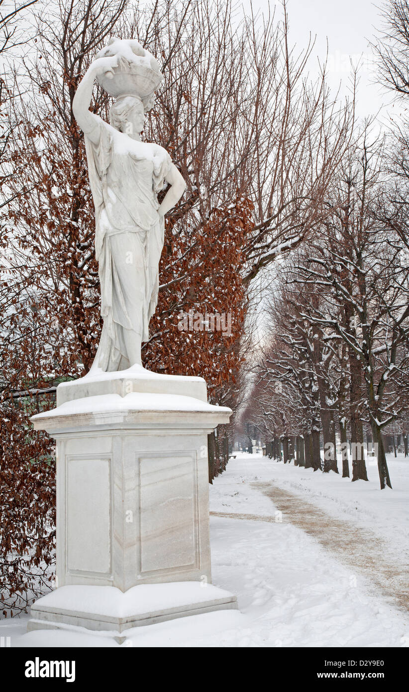 Wien - Statue aus der Mythologie in den Gärten von Schloss Schönbrunn im winter Stockfoto