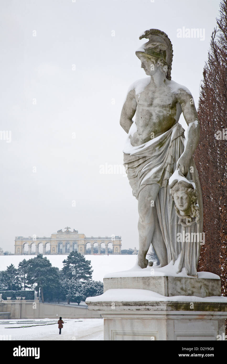 Wien - Gloriette in Schönbrunn und Statue aus der Mythologie im winter Stockfoto