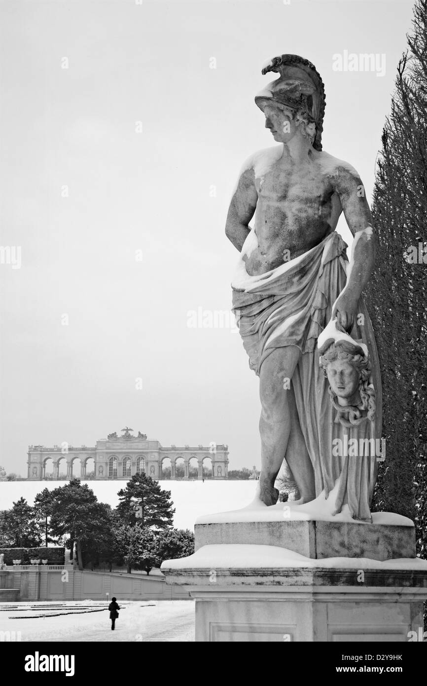 Wien - Gloriette in Schönbrunn und Statue aus der Mythologie im winter Stockfoto