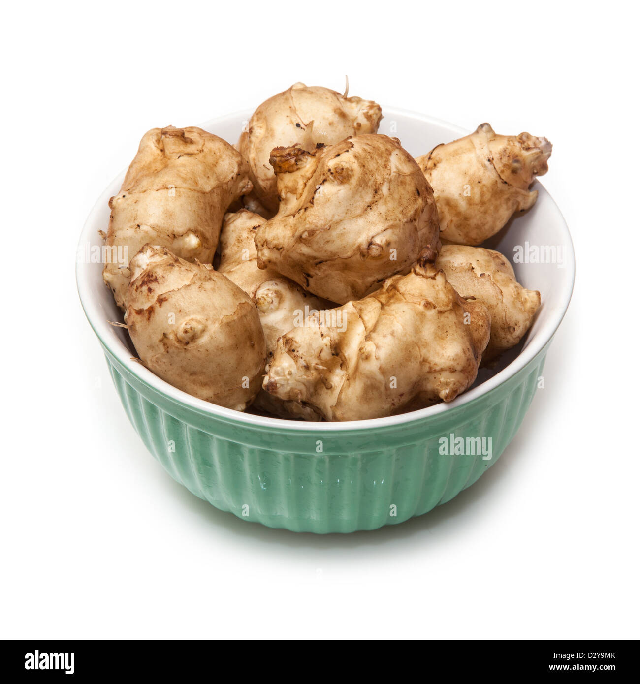 Schüssel mit der Topinambur (Helianthus Tuberosus) Gemüse isoliert auf einem weißen Studio-Hintergrund. Stockfoto