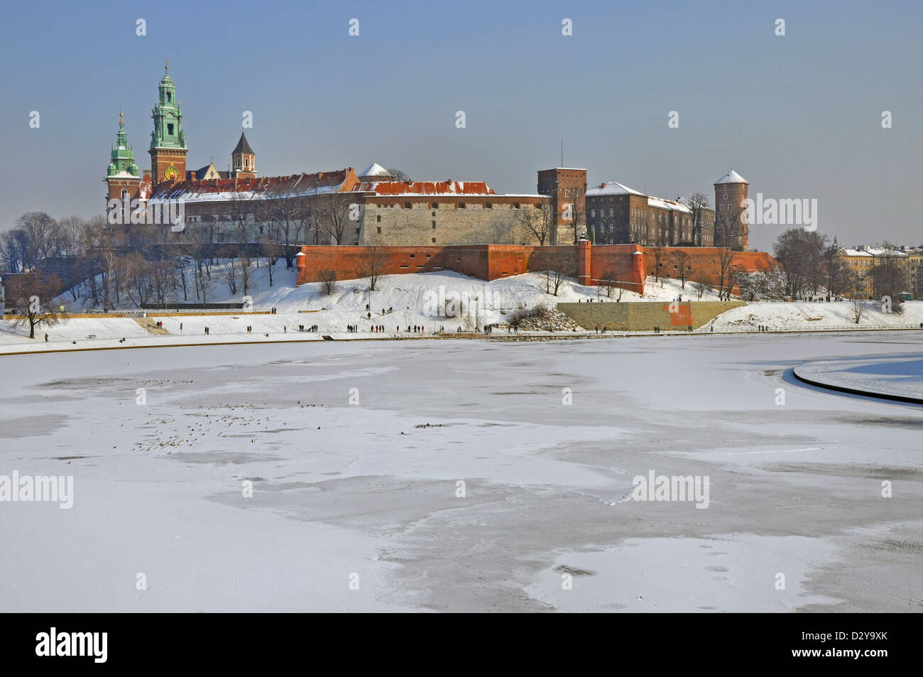 Historischen königlichen Schloss Wawel in Krakau, Polen, mit gefrorenen Weichsel im Winter. Stockfoto