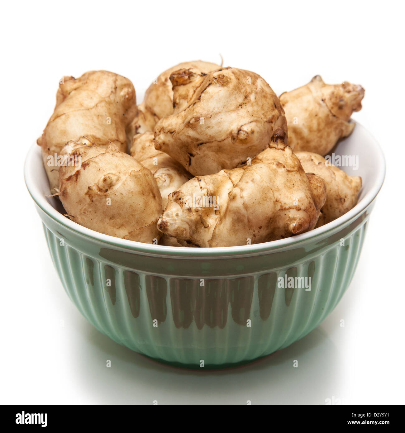 Schüssel mit der Topinambur (Helianthus Tuberosus) Gemüse isoliert auf einem weißen Studio-Hintergrund. Stockfoto