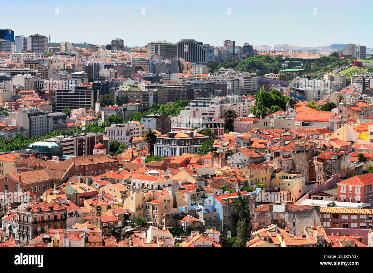 Altstadt von Lissabon im Vordergrund und den modernen Teil der Stadt im Hintergrund, Portugal Stockfoto