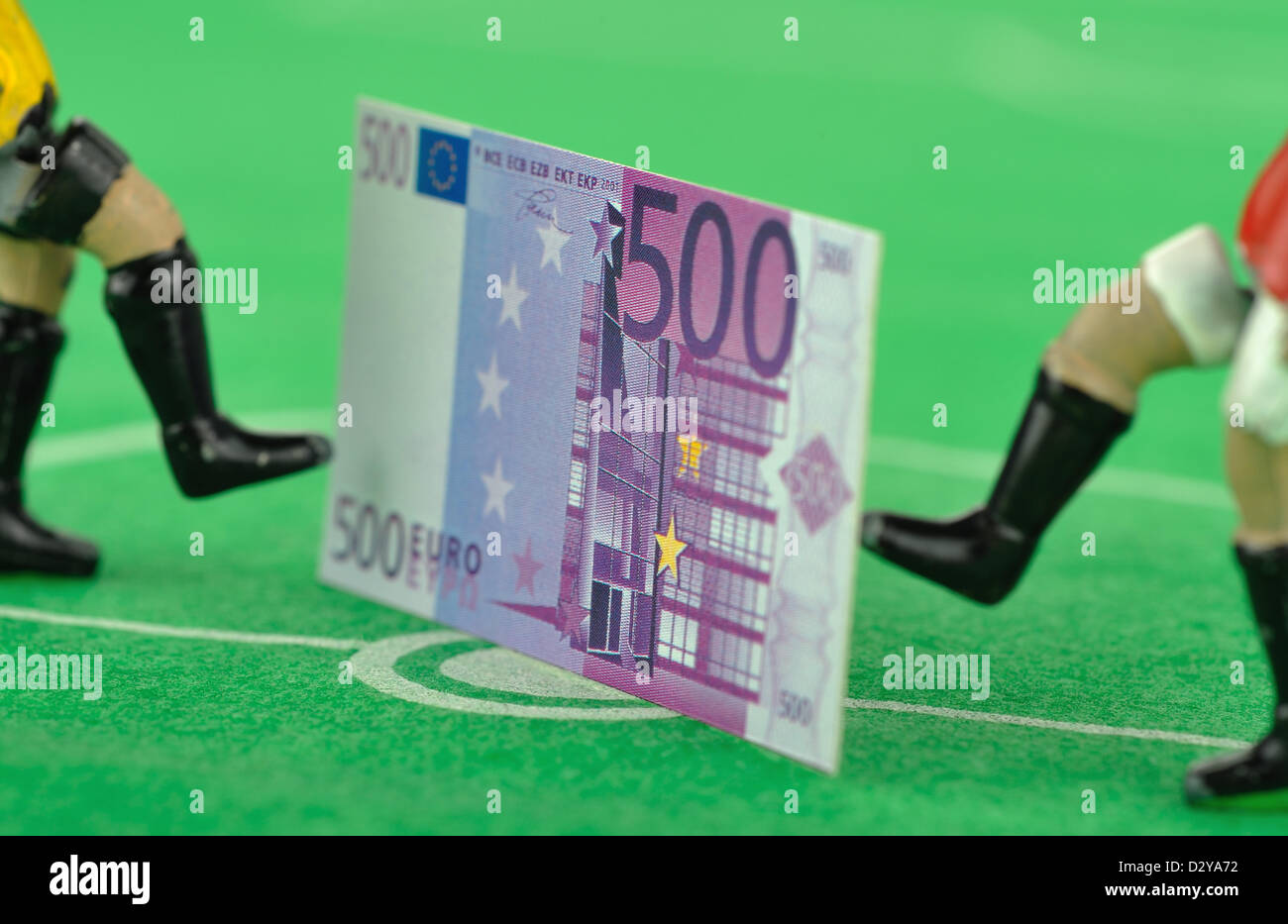 (DATEI - ILLUSTRATION) Archiv zur Veranschaulichung vom 2. Dezember 2009 zeigt, dass Tipp-Kick Figuren spielen mit Spielgeld in Form von einem 500-Euro-Schein in Frankfurt Main, Deutschland. Foto: Uwe Anspach Stockfoto