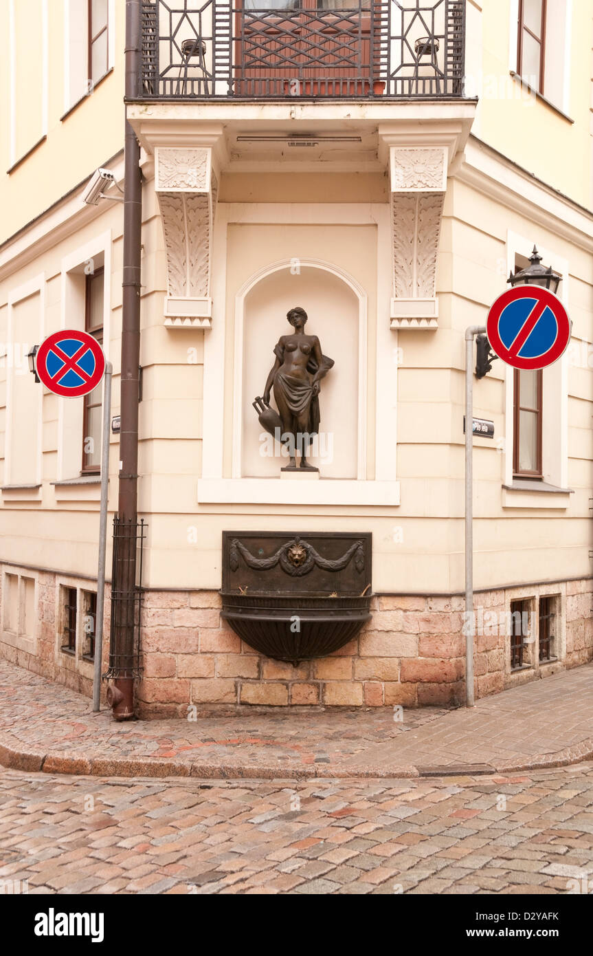 Alte Straße mit schönen Skulpturen und Straße Zeichen vergangener der lettischen Hauptstadt Riga Stockfoto