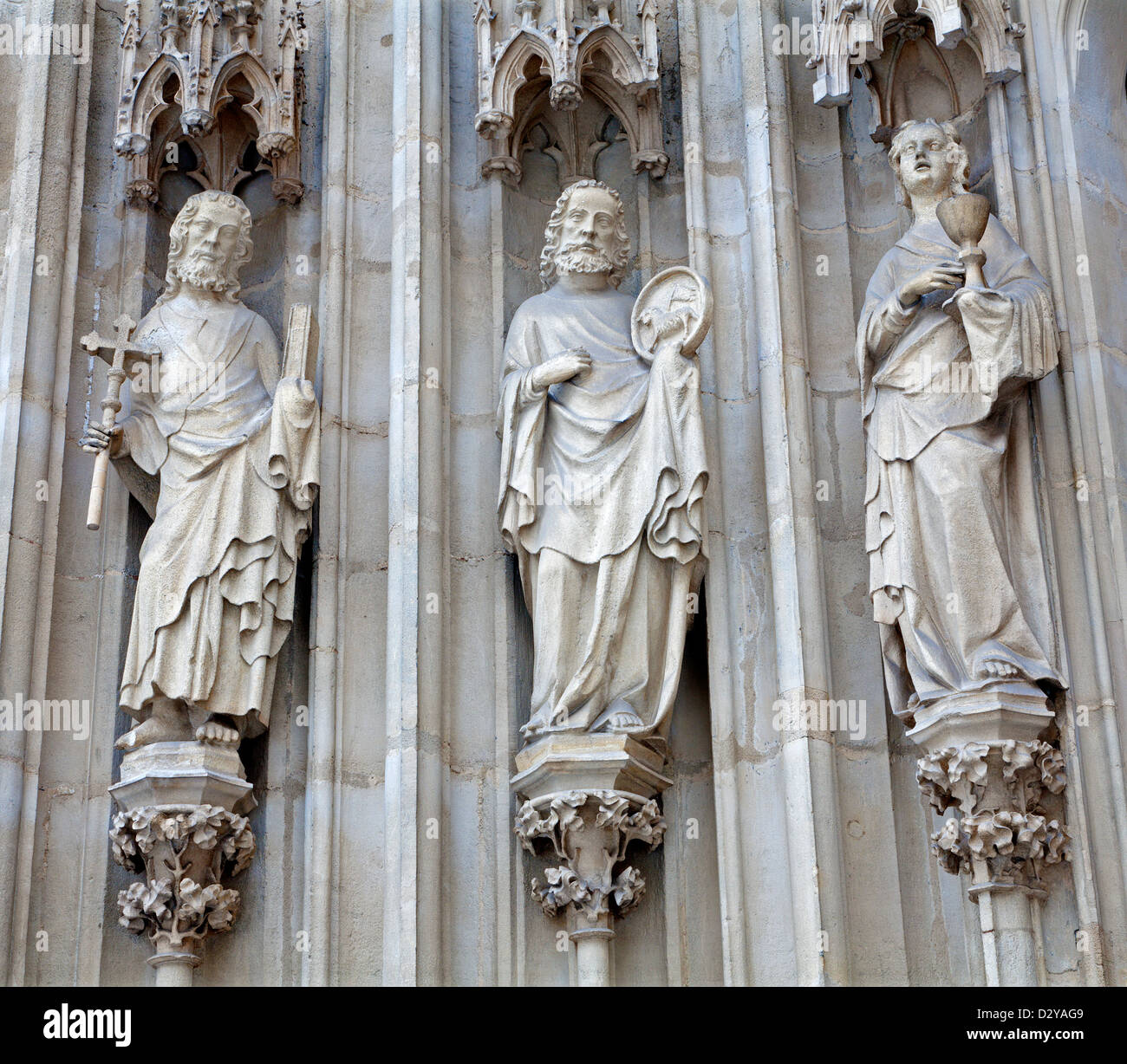 Wien - Januar 15: Der Apostel Jakob, Petrus und Johannes vom Westportal der Ringmauern gotische Kirche Stockfoto