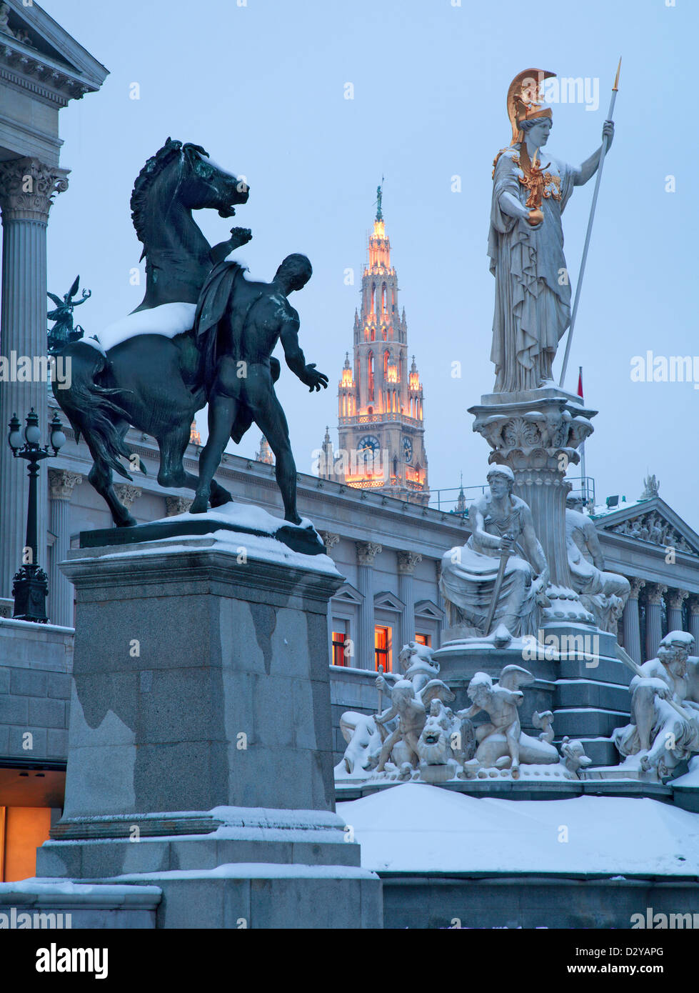 Wien - Pallas Athene Brunnen und Parlament in Winterabend und Rathausturm im Hintergrund Stockfoto