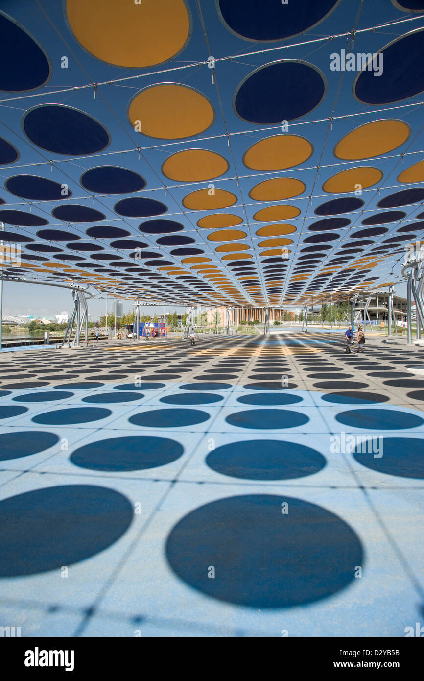 ÜBERDACHUNG DER RUNDE FARBTÖNE IN POLKA DOT MUSTER ÜBER 2008 WASSER EXPO MESSE SARAGOSSA ARAGON SPANIEN Stockfoto