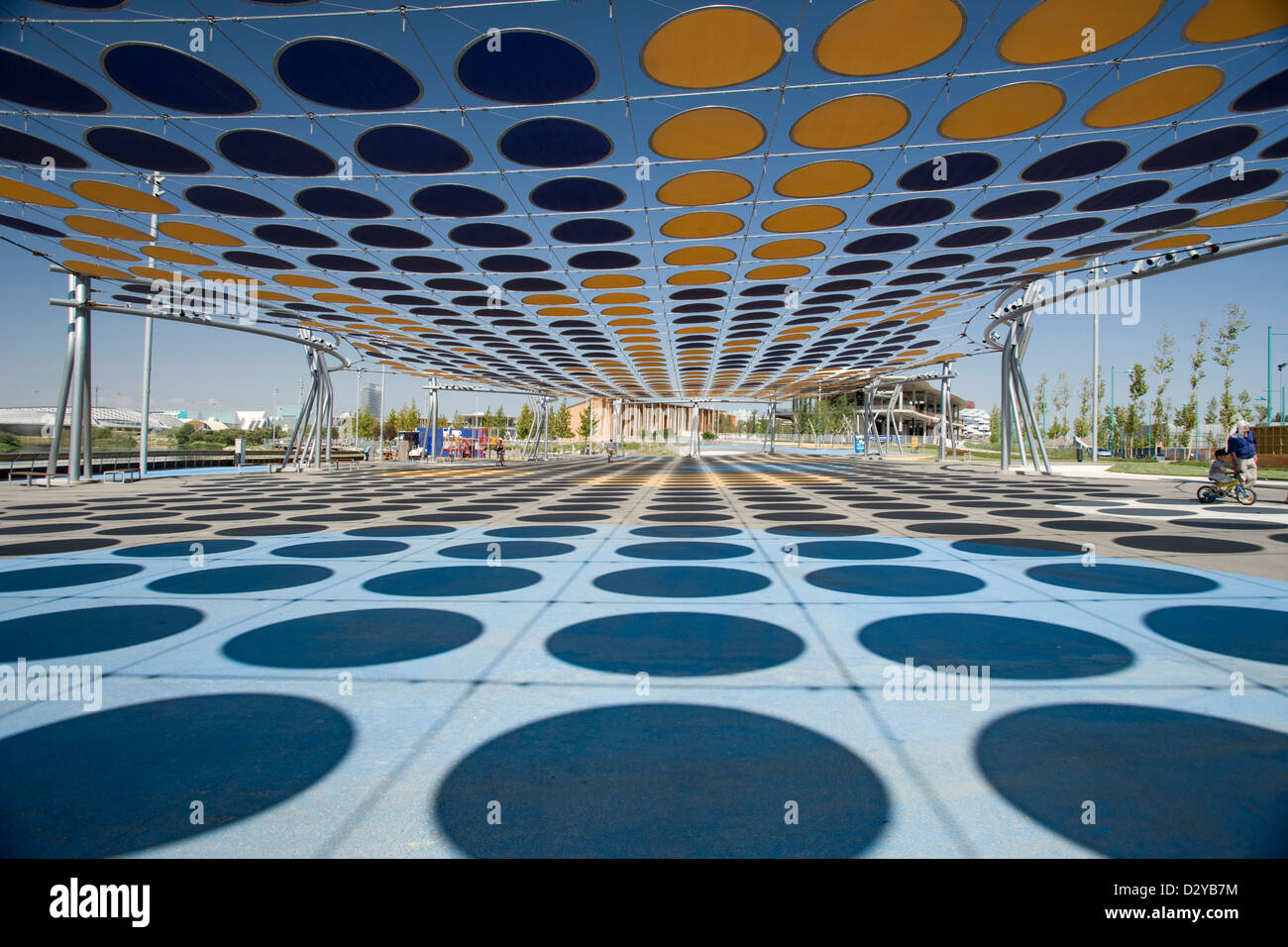 ÜBERDACHUNG DER RUNDE FARBTÖNE IN POLKA DOT MUSTER ÜBER 2008 WASSER EXPO MESSE SARAGOSSA ARAGON SPANIEN Stockfoto