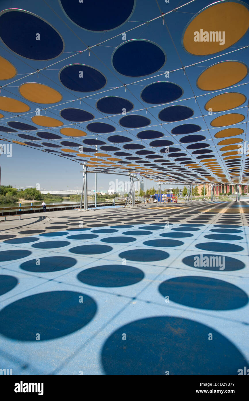ÜBERDACHUNG DER RUNDE FARBTÖNE IN POLKA DOT MUSTER ÜBER 2008 WASSER EXPO MESSE SARAGOSSA ARAGON SPANIEN Stockfoto