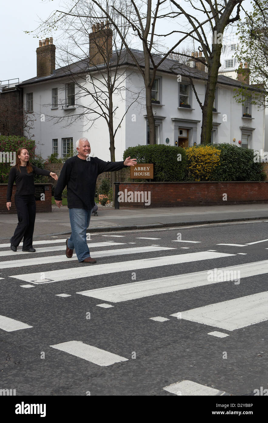 London, Vereinigtes Königreich, Beatles-Fans auf den Zebrastreifen vor den Abbey Road Studios Stockfoto