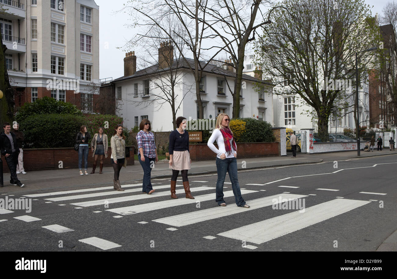 London, Vereinigtes Königreich, Beatles-Fans auf den Zebrastreifen vor den Abbey Road Studios Stockfoto