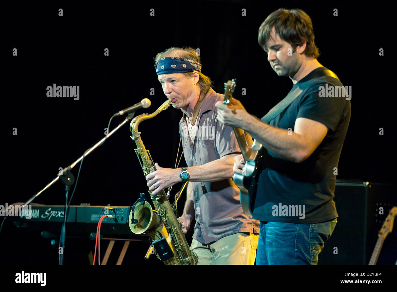 Bill Evans spielt Saxophon und Ryan Cavanaugh spielt banjo Stockfoto