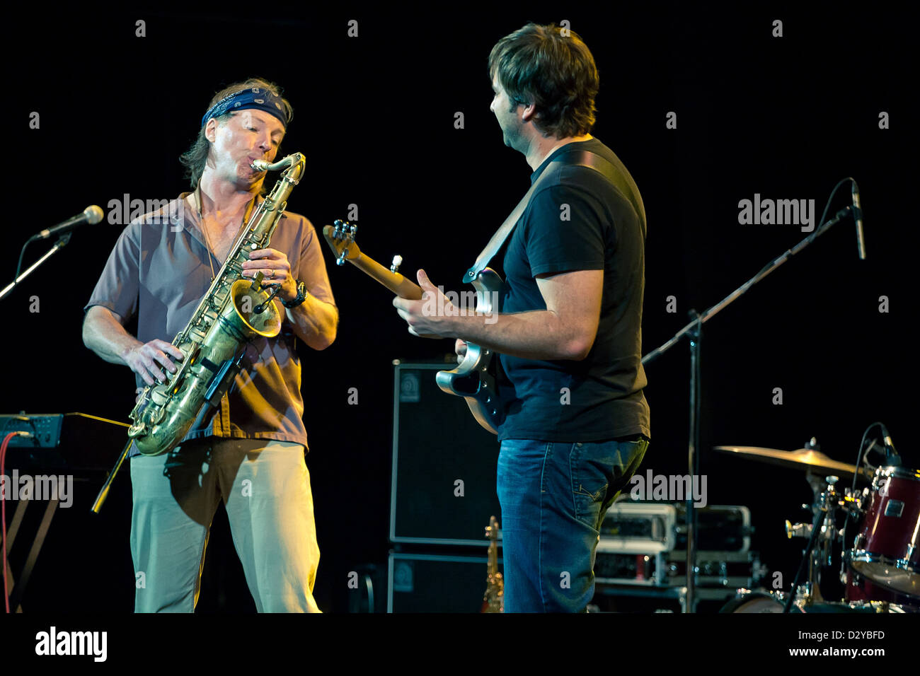 Bill Evans spielt Saxophon und Ryan Cavanaugh spielt banjo Stockfoto