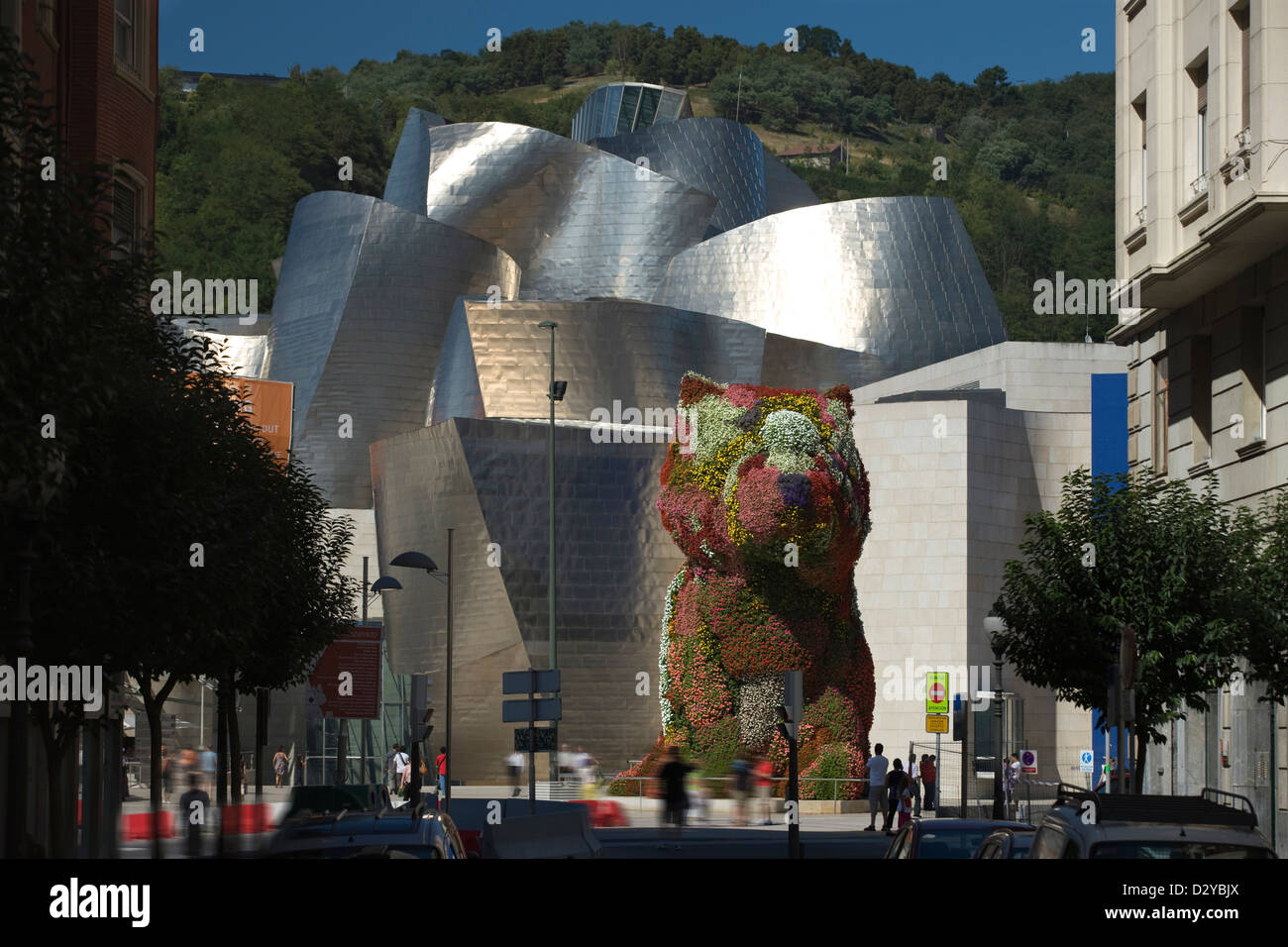 WELPE FORMSCHNITT SKULPTUR (© JEFF KOONS 1994) GUGGENHEIM-MUSEUM FÜR MODERNE KUNST (© FRANK GEHRY 1997) BILBAO BASKENLAND SPANIEN Stockfoto