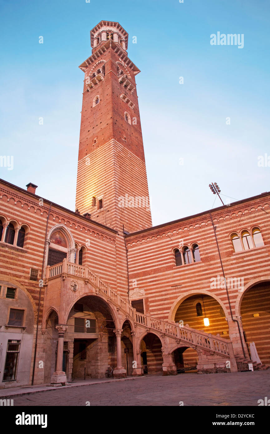 Verona - Torre dei Lamberti - Turm der Lamberti in Dämmerung Stockfoto