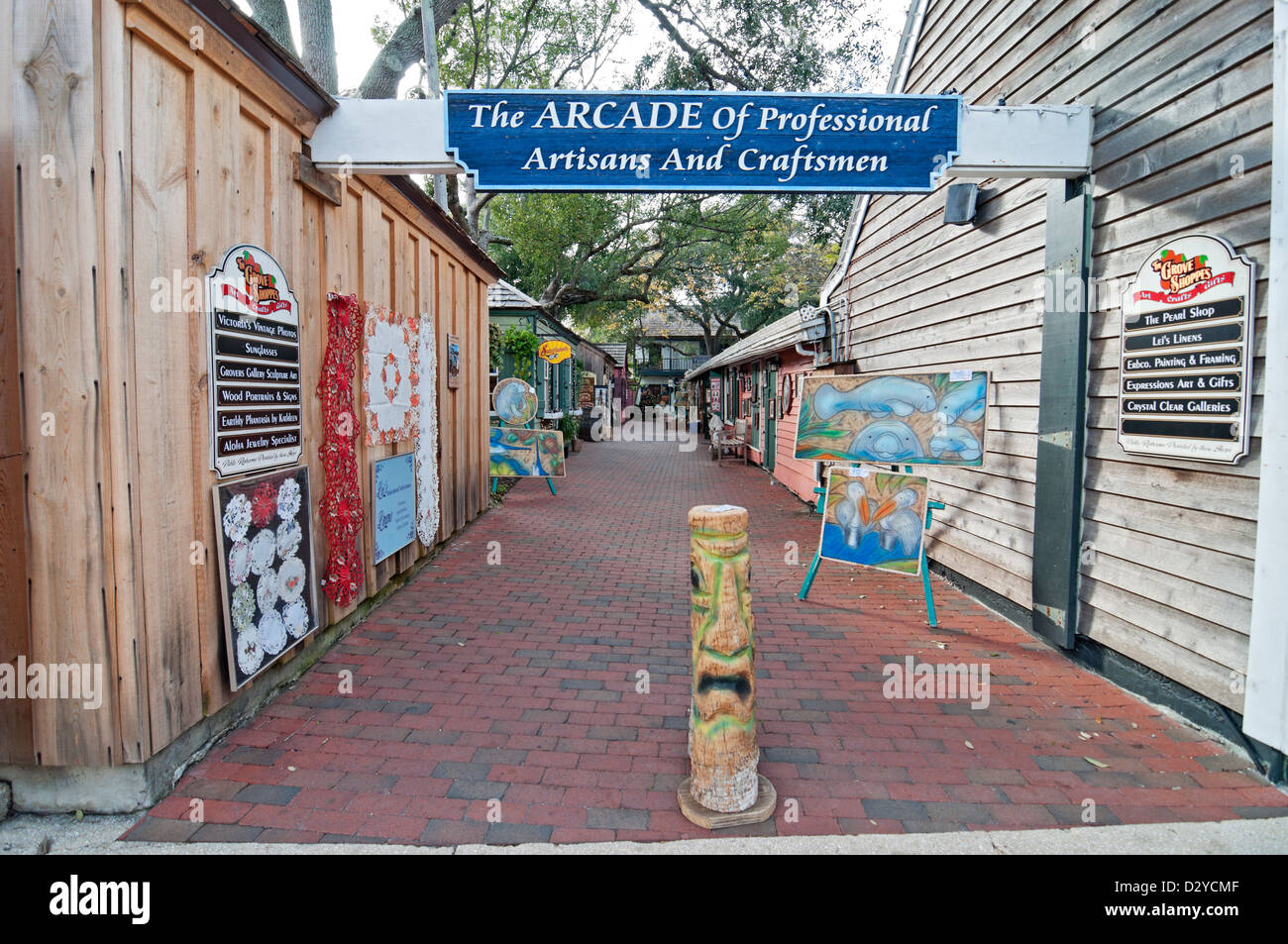 St. Augustine Florida. Arcade mit Handwerker und Handwerker und ihre Arbeit zum Verkauf an der St. George Street in der Altstadt. Stockfoto St. Augustine Florida. Arcade mit Handwerker und Handwerker und ihre Arbeit zum Verkauf an der St. George Street in der Altstadt. Stockfoto