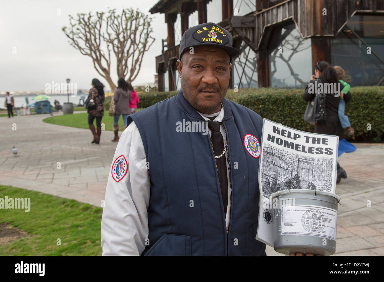 Eine Obdachlose Veteran vom United States missionarischen Corps erbittet Beiträge in San Diego. Stockfoto