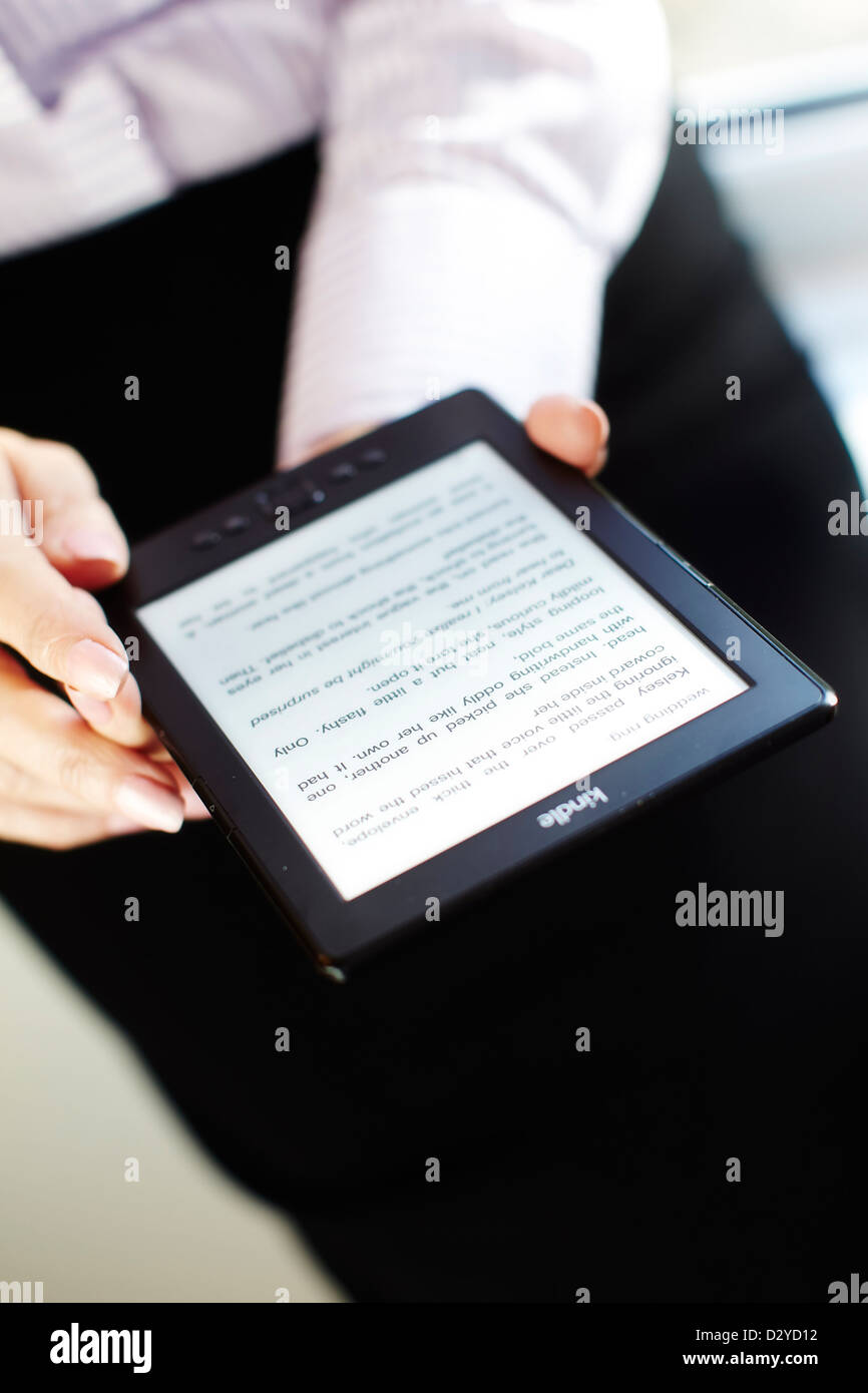 Frau liest einen Kindle Stockfoto