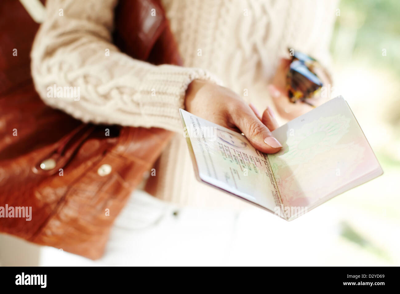 Frau zeigt Pass Stockfoto