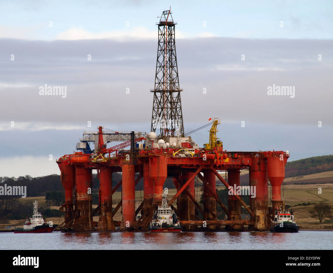 Die semi-Sub Bohrinsel "Dolphin-Borgston" wird aus dem Trockendock der Energiepark Nigg nach einer viermonatigen Überholung manövriert. Stockfoto