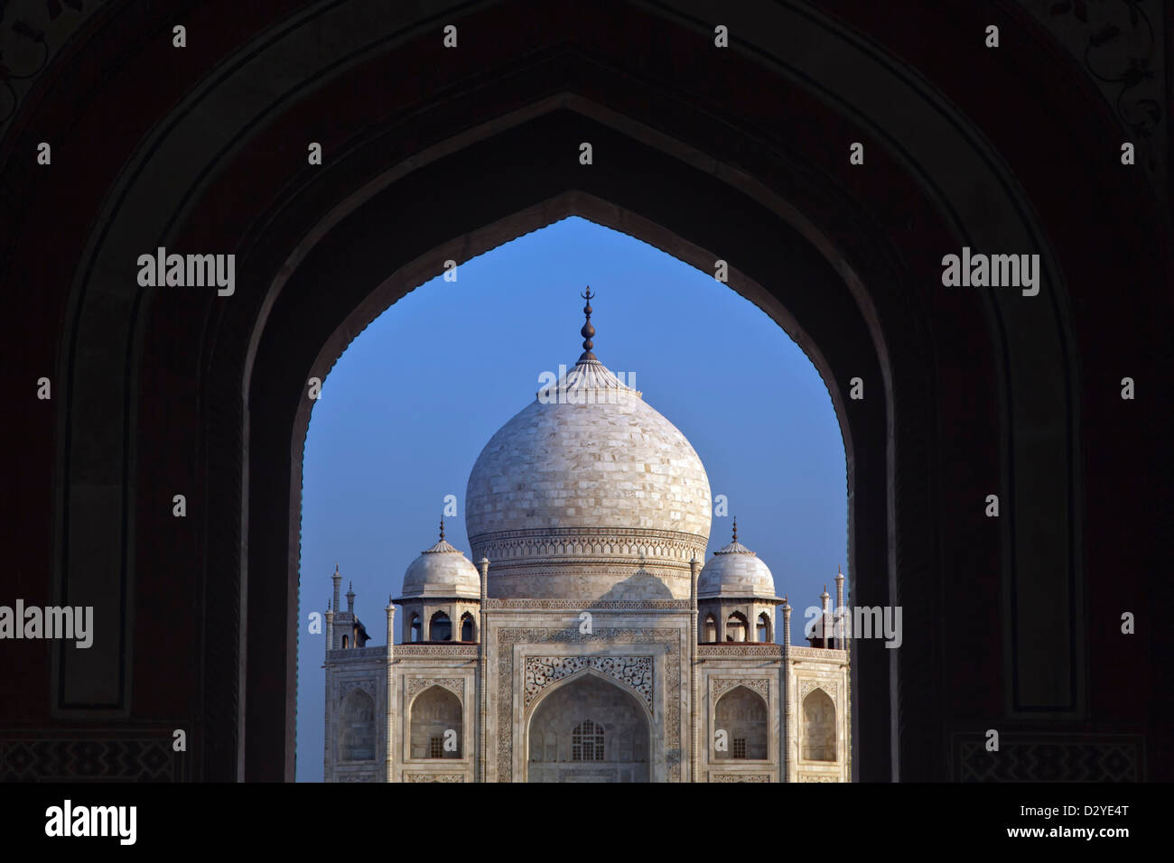 Taj Mahal gesehen durch Bogen, Agra, Uttar Pradesh, Indien Stockfoto