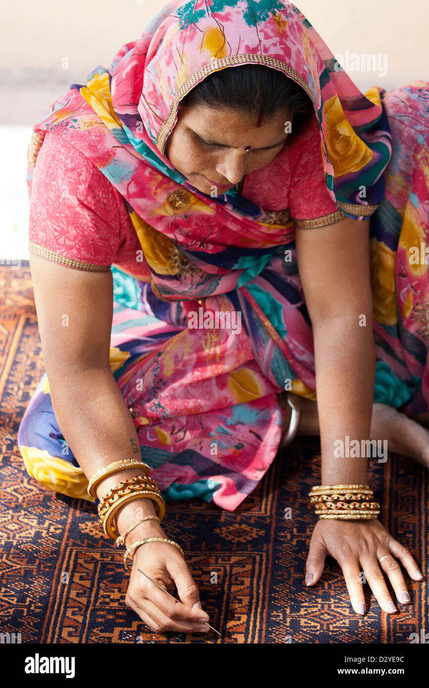 Frau arbeitet auf Teppich, Frauen Handwerk Dorfladen, Ranthambore, Rajasthan, Indien Stockfoto