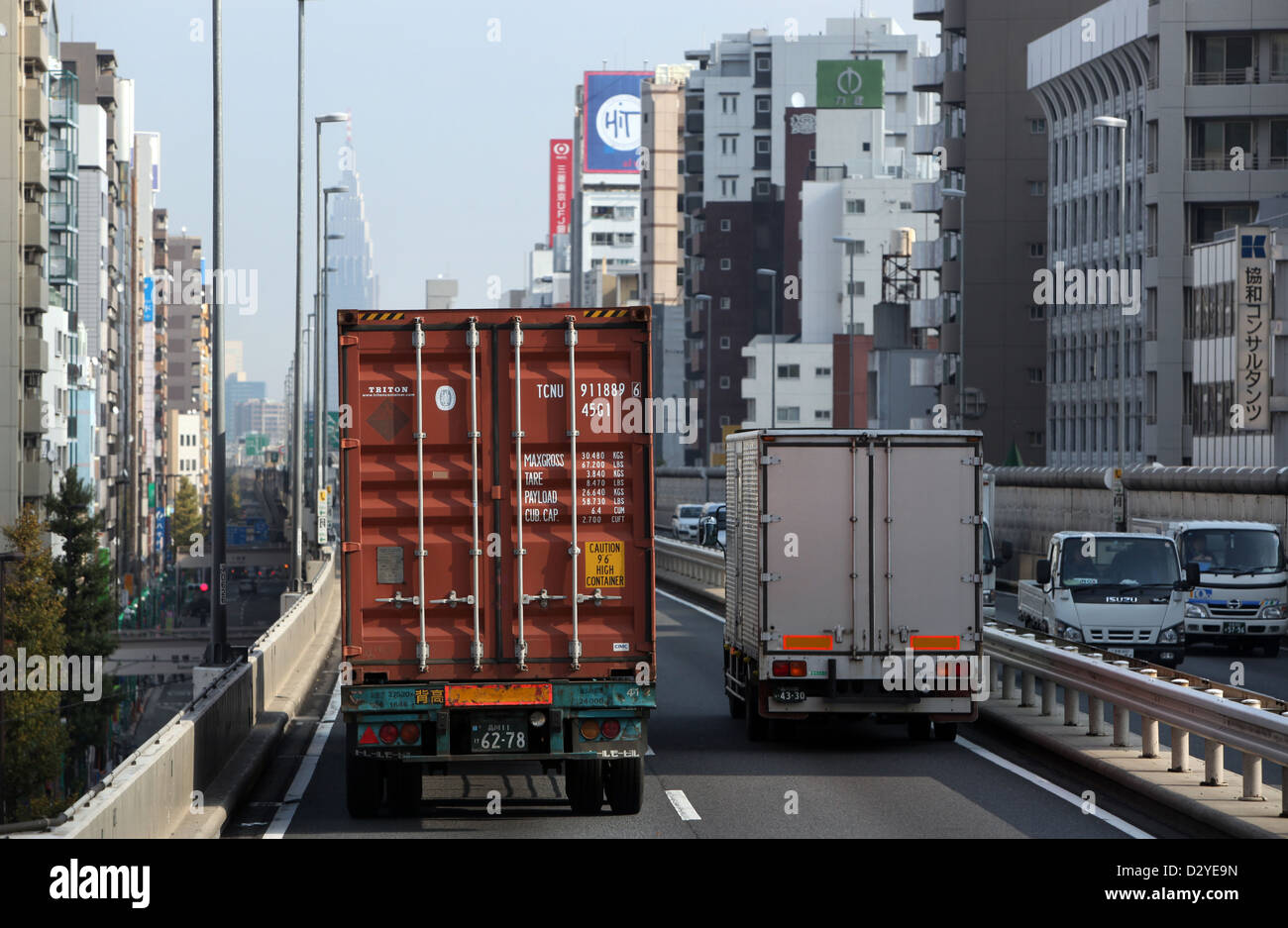 Tokyo, Japan, das Manövrieren, einen LKW auf der Autobahn Stockfoto