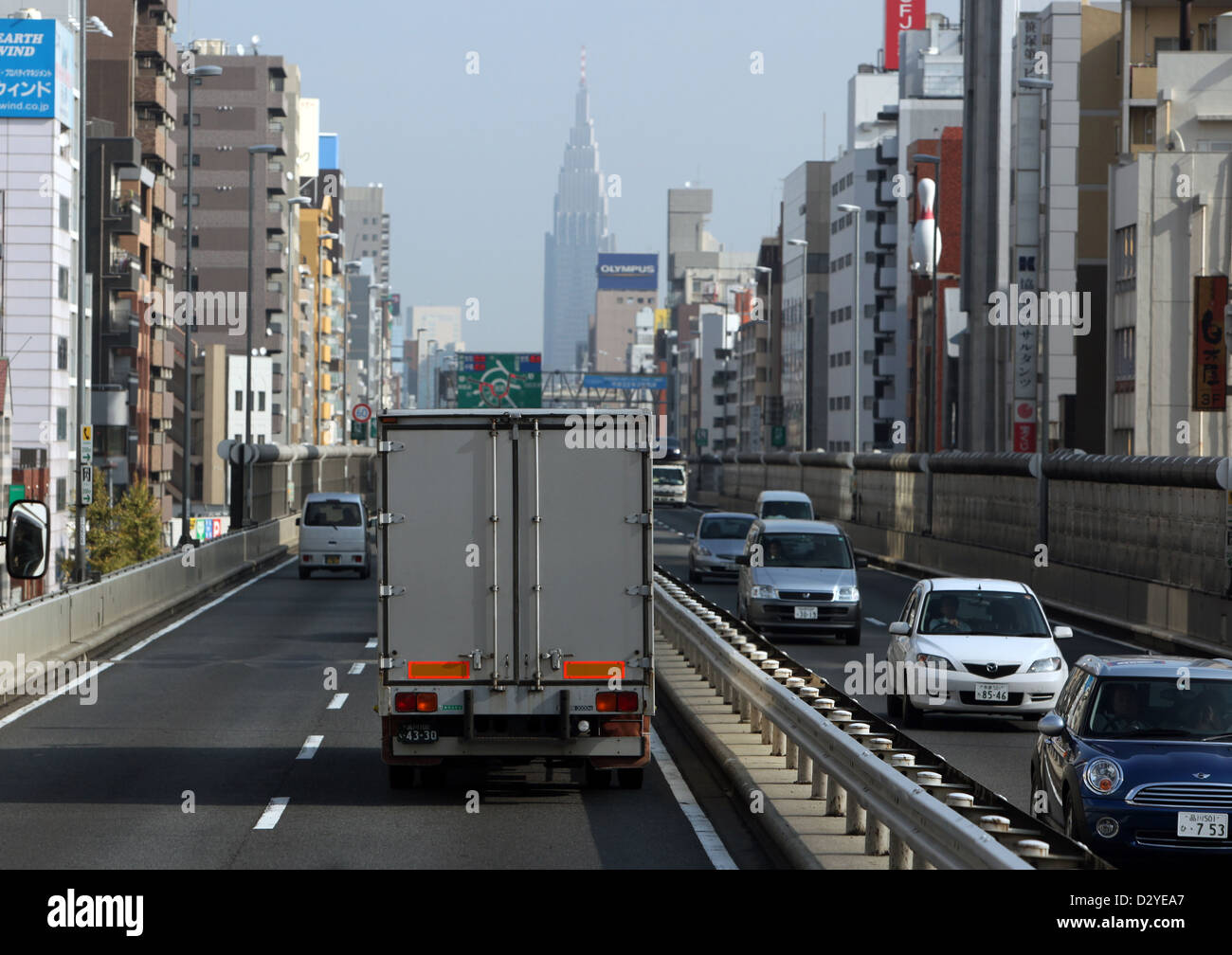 Tokio, Japan, Autos auf einer Autobahn durch die Stadt Stockfoto