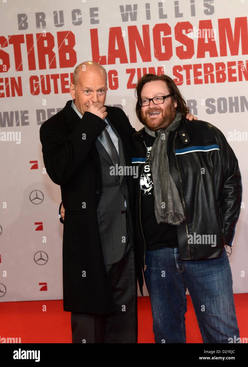 Schauspieler Bruce Willis, Regisseur John Moore L-R besuchen Deutschlandpremiere "Stirb langsam - V", 4. Februar 2013, Berlin, Deutschland Stockfoto