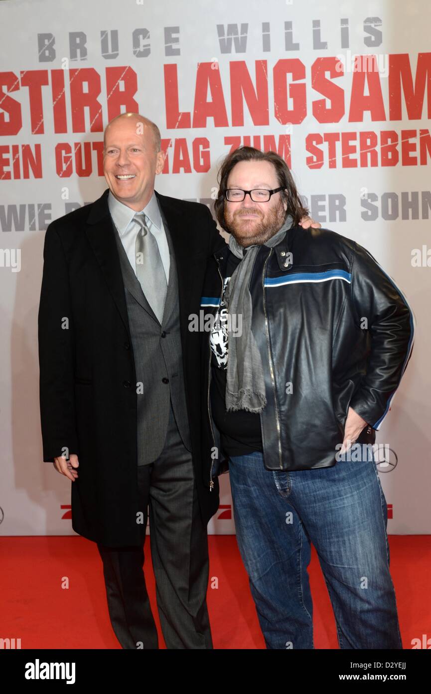 Schauspieler Bruce Willis, Regisseur John Moore L-R besuchen Deutschlandpremiere "Stirb langsam - V", 4. Februar 2013, Berlin, Deutschland Stockfoto