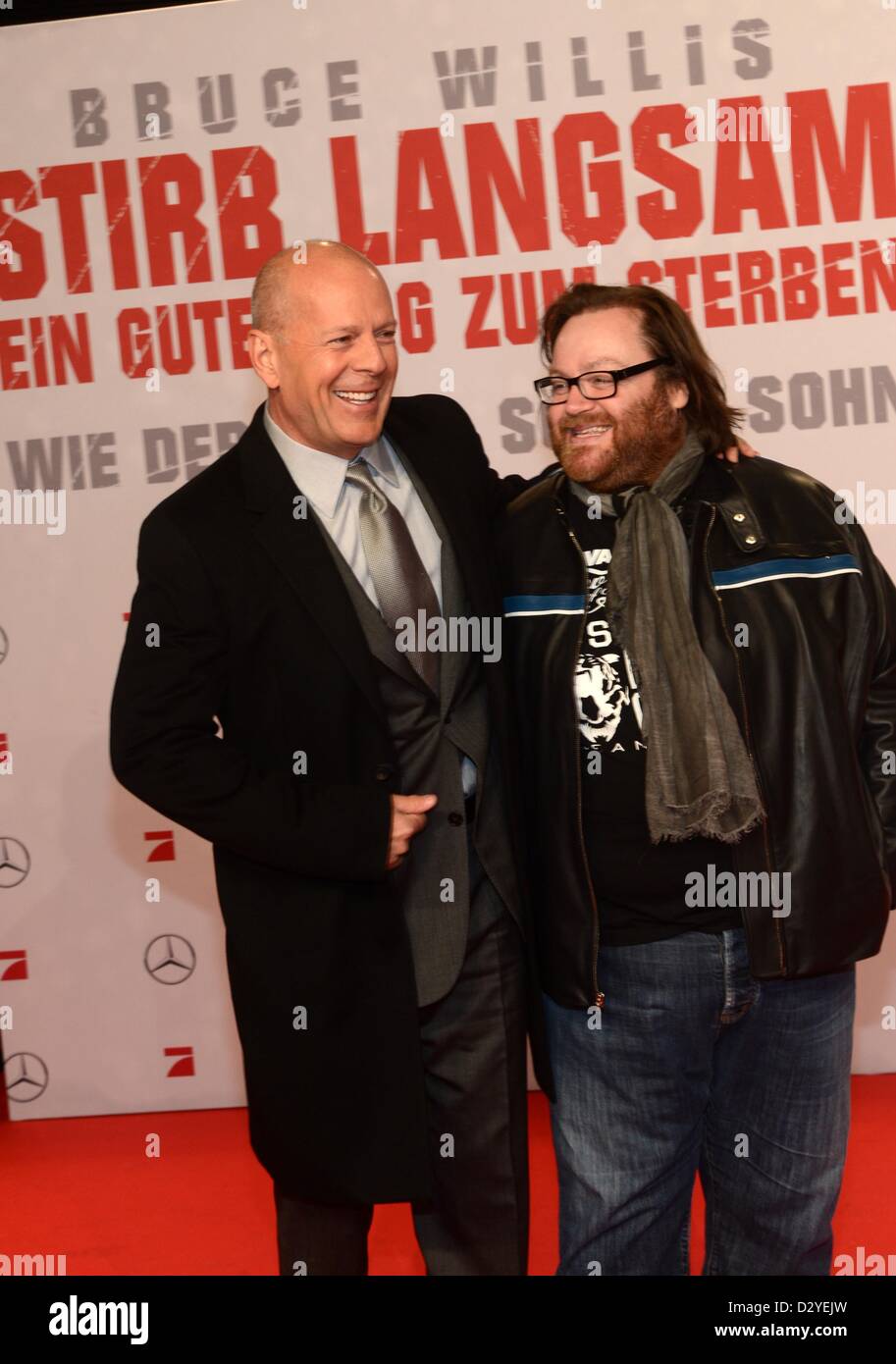 Schauspieler Bruce Willis, Regisseur John Moore L-R besuchen Deutschlandpremiere "Stirb langsam - V", 4. Februar 2013, Berlin, Deutschland Stockfoto