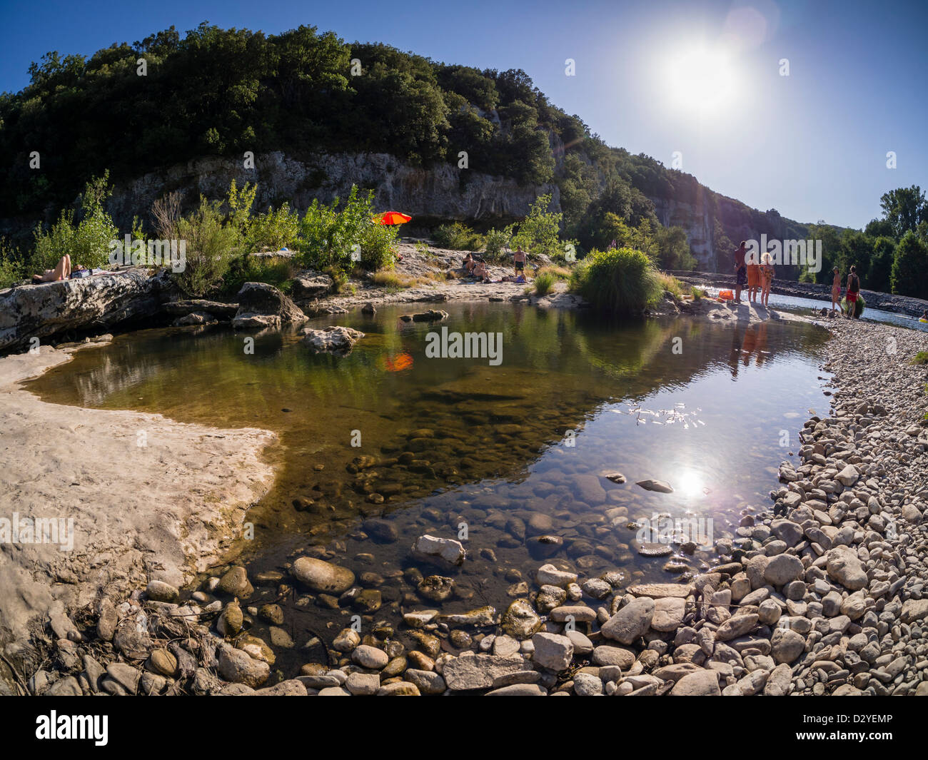 Urlauber genießen ihren Sommerurlaub an den Ufern des Flusses Cèze in Südfrankreich. Stockfoto
