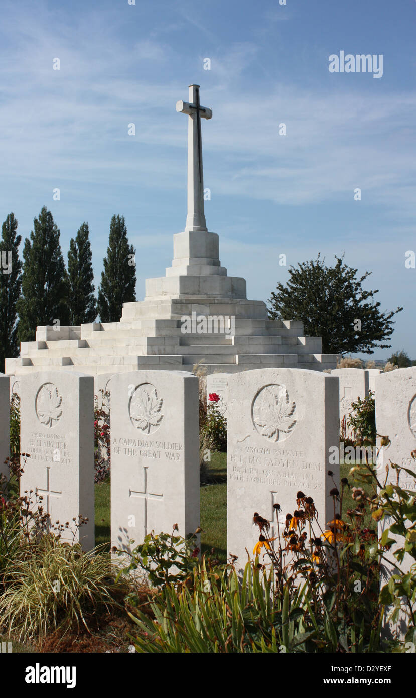 Kreuz des Opfers mit Gräbern am Tyne Cot Friedhof Stockfoto